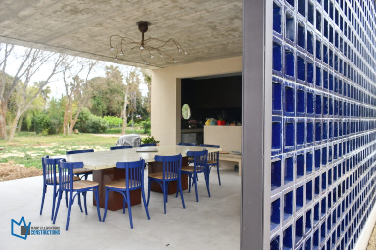 creation-de-salon-de-jardin-design-et-moderne-avec-carrelage-bleu-et-mosaique-maison-villa-moderne-et-contemporaine-atypiques-mv-constructions-argeles-sur-mer-st-cyprien