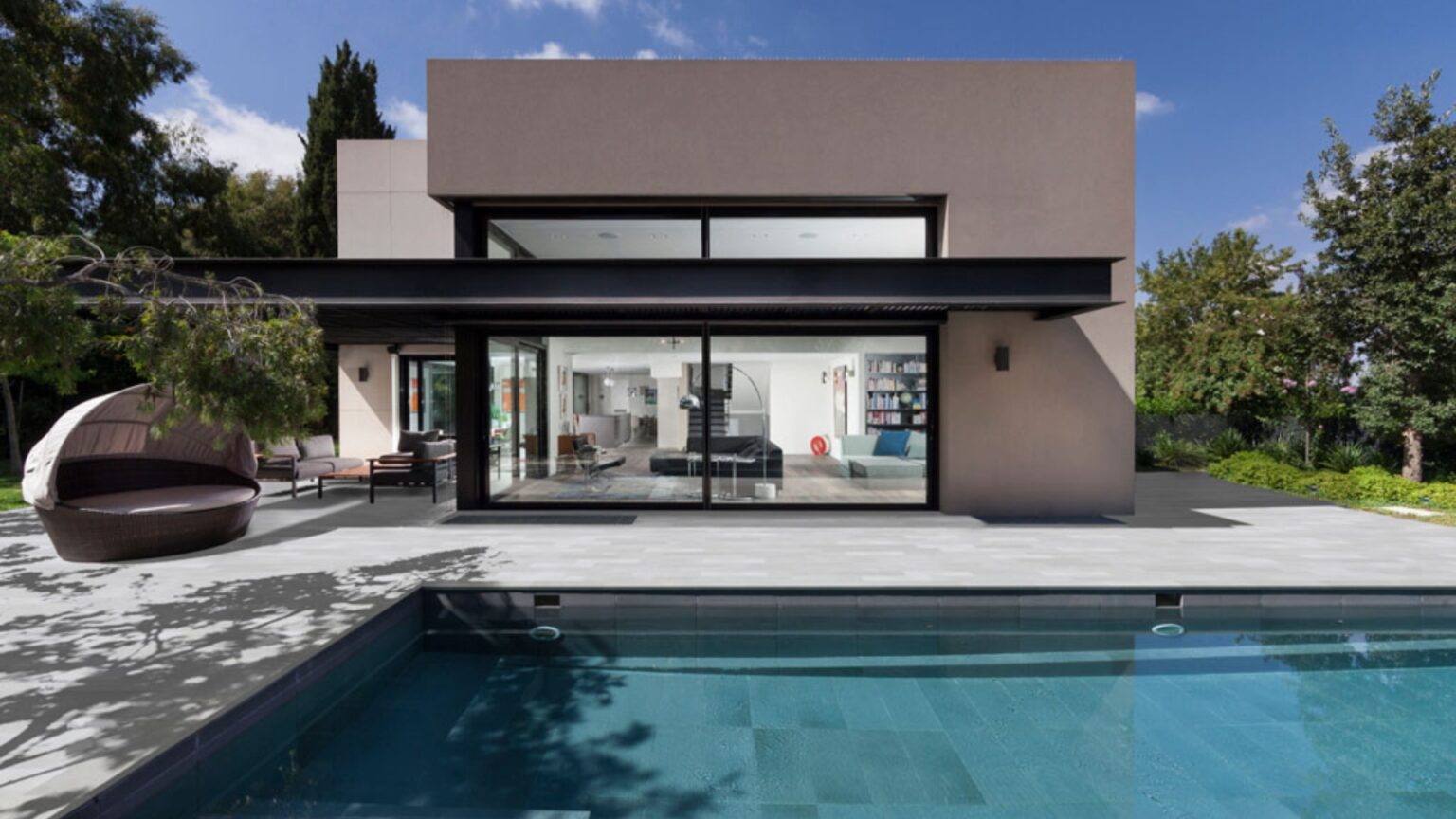 Argelès-sur-Mer-Pyrénées-Orientales-maçonnerie extérieure-66-MV Constructions-piscines-travaux-piscines à débordement-construction piscine-piscine moderne-conception piscine-sur mesure-piscine contemporaine-constructeur piscine