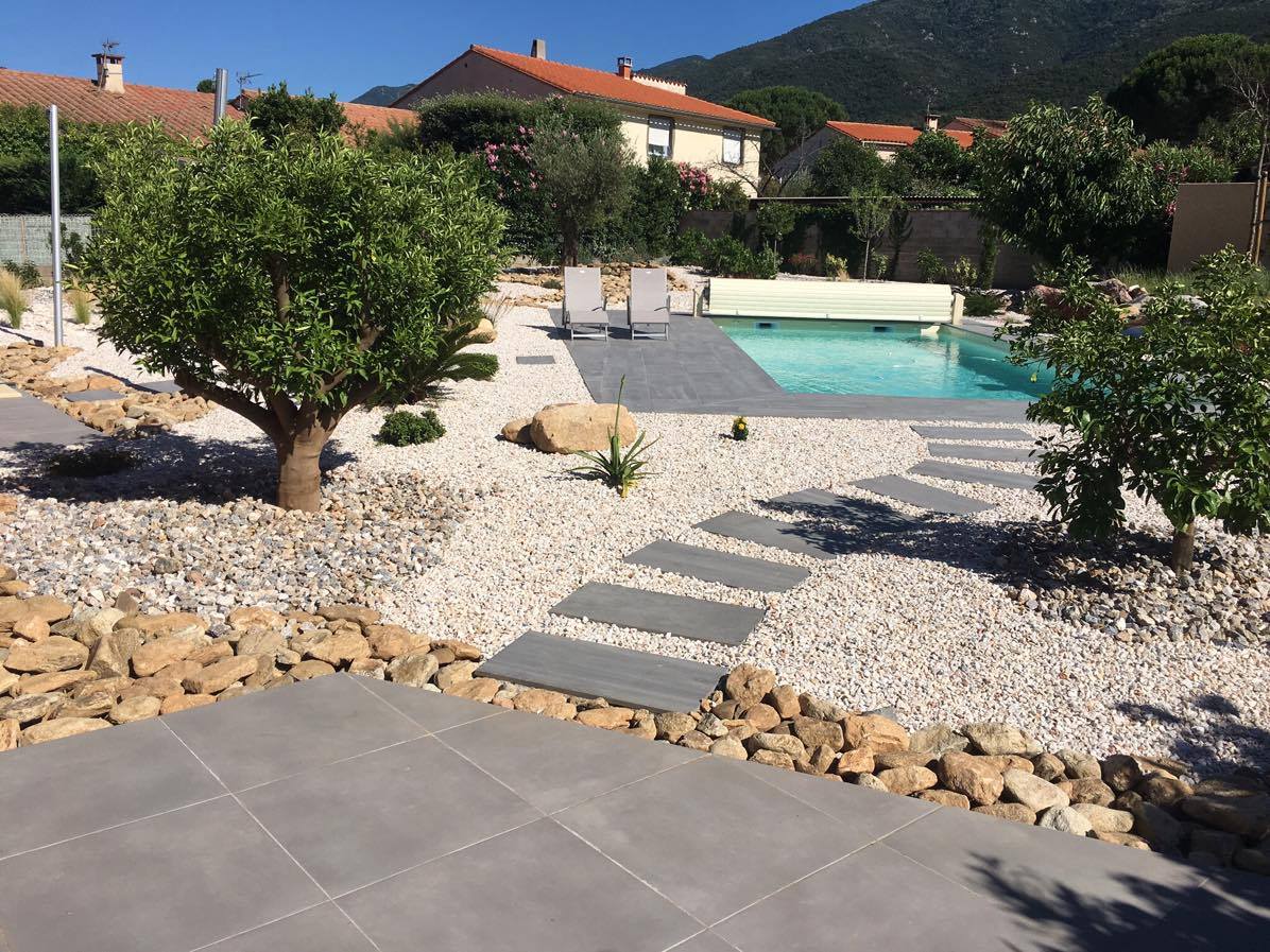 Saint-Cyprien-piscine à débordement-piscine biologique-piscine sur mesure-Pyrénées-Orientales-villa contemporaine-construction-aménagement extérieur-maçonnerie extérieure